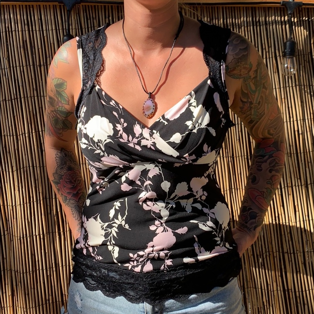 Flower tank with lace trim